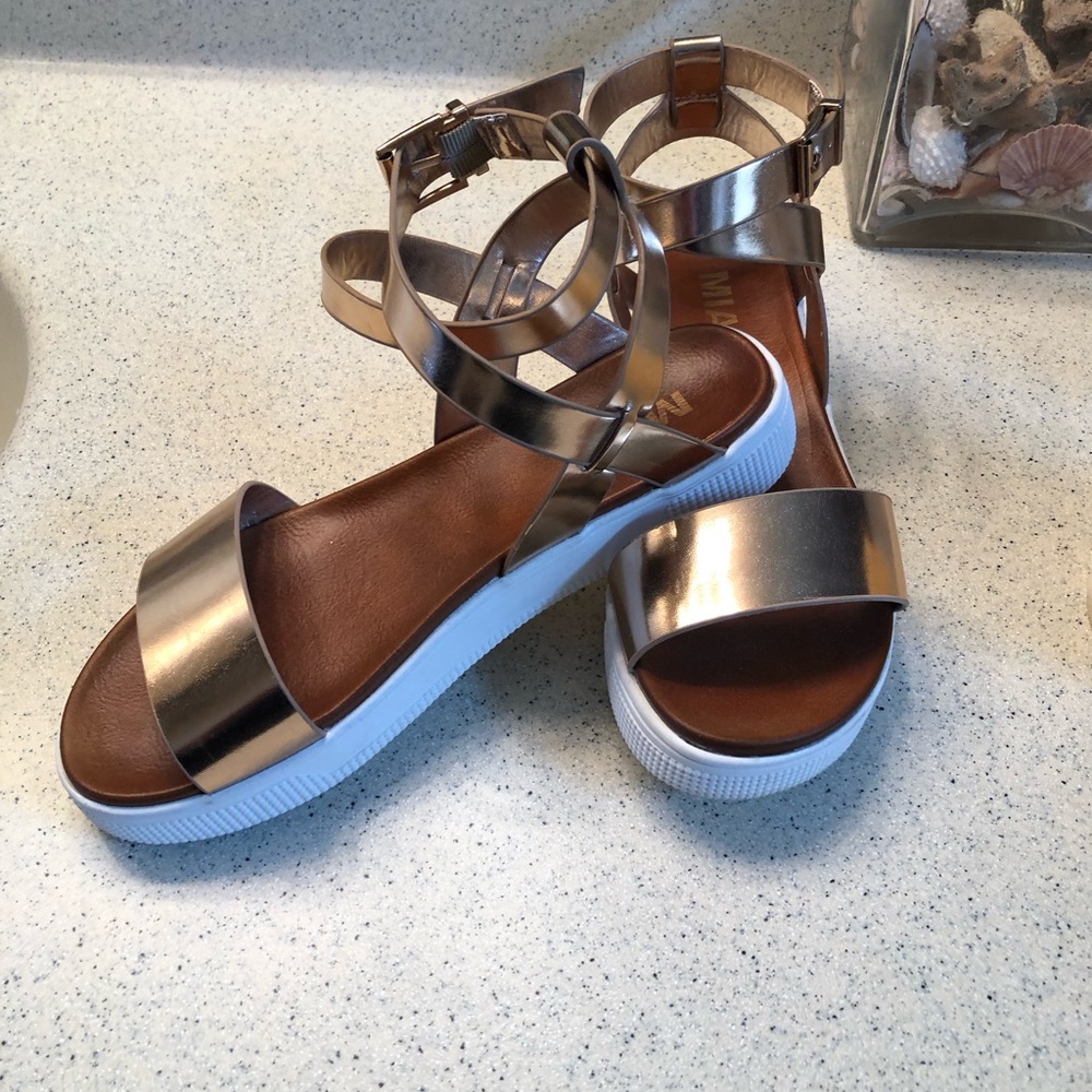 Mia sz 8.5 sandals, rose gold color never worn. Ankle strap, very pretty.